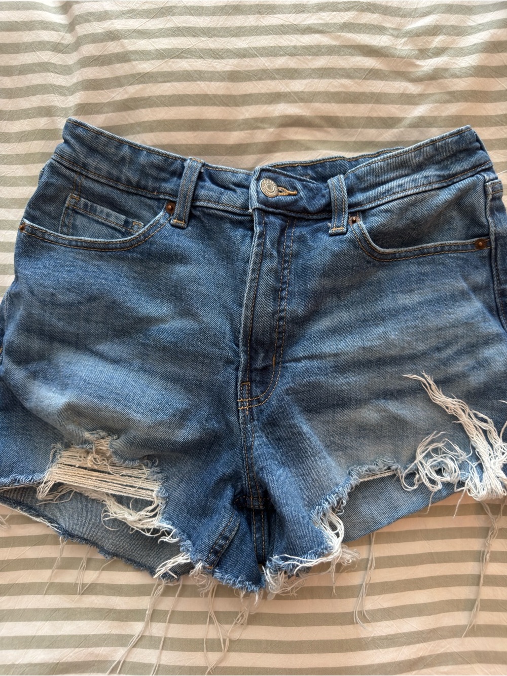 Old Navy Distressed Denim Short – Medium Blue. Curve.